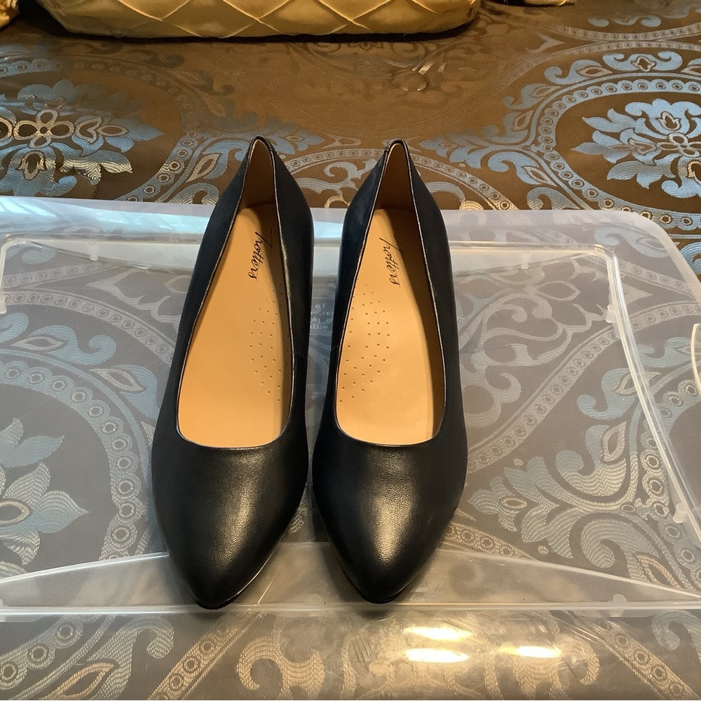 Blue leather Trotters NWOT - Picture 2 of 8